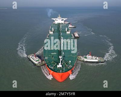 YANTAI, CHINE - le 11 JANVIER 2023 - Un très gros pétrolier amarré à un terminal de 300 000 tonnes de pétrole brut dans le port de Yantai, dans la province de Shandong en Chine orientale, Banque D'Images