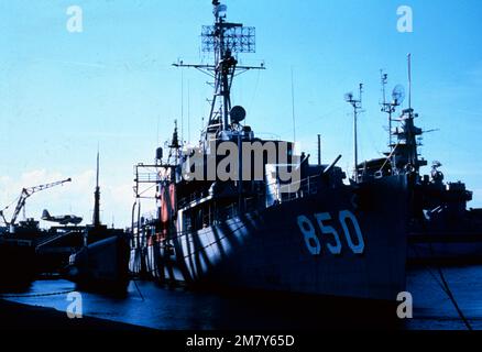 USS Joseph P. Kennedy Jr (DD-850) est un ancien destroyer de classe Gearing de la Marine des États-Unis. Le navire a été nommé d'après le lieutenant Joseph P. Kennedy Jr., aviateur naval, fils de l'ancien ambassadeur en Grande-Bretagne, Joseph P. Kennedy Sr., et frère aîné du futur président John F. Kennedy. Joseph P. Kennedy Jr. A servi, avec des interruptions pour la modernisation, jusqu'en 1973. Parmi les faits saillants de son service figurent le blocus de Cuba pendant la crise des missiles cubains et les équipes de rétablissement à flot pour Gemini 6 et Gemini 7. Joseph P. Kennedy Jr. Est exposé en tant que navire-musée à Battleship Cove, Fall River, Banque D'Images