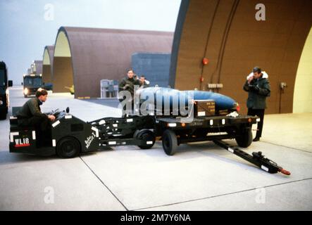 Les membres de l'équipe de l'unité de maintenance des avions 36th commencent la compétition avec des munitions Sabre Spirit I en chargeant un F-4E Phantom II avec une bombe Mark de 84 2 000 livres. Base: Osan Air base pays: République de Corée (KOR) Banque D'Images