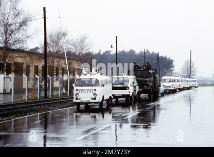 Les véhicules de police allemands se trouvent près de la porte de Waldorf avant une manifestation prévue contre la décision de l'OTAN le 12 décembre 1979 de déployer des missiles Pershing II et des missiles de croisière en Europe, à moins que les Soviétiques n'acceptent de mettre au rebut leurs armes nucléaires destinées à l'Europe occidentale. Base: Rhein-main Air base pays: Deutschland / Allemagne (DEU) Banque D'Images