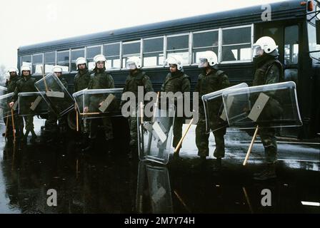 Les membres de l'équipe de gestion de l'affrontement tactique de l'aile aérienne 435th, équipés d'armures corporelles et de casques anti-émeute, se préparent à protéger la base lors d'une manifestation prévue contre la décision de l'OTAN de déployer des missiles Pershing II et des missiles de croisière en Europe occidentale. Base: Rhein-main Air base pays: Deutschland / Allemagne (DEU) Banque D'Images