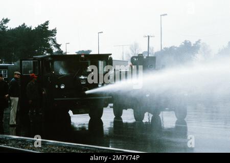 Un canon à eau est testé avant une manifestation prévue contre la décision de l'OTAN le 12 décembre 1979 de déployer des missiles Pershing II et des missiles de croisière en Allemagne, à moins que les Soviétiques n'acceptent de mettre au rebut leurs armes nucléaires destinées à l'Europe occidentale. Base: Rhein-main Air base pays: Deutschland / Allemagne (DEU) Banque D'Images