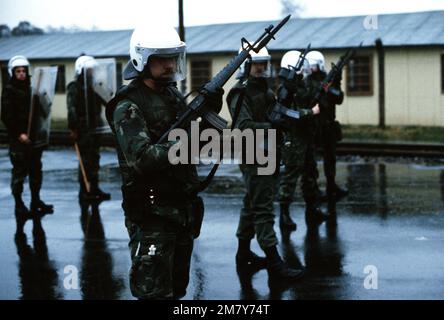 Les membres de l'équipe de gestion de l'affrontement tactique de l'aile aérienne 435th, équipés de boucliers anti-émeutes et de fusils M-16, se préparent à protéger la base lors d'une manifestation prévue contre La décision de l'OTAN de déployer des missiles Pershing II et des missiles de croisière en Europe. À moins que les Soviétiques n'acceptent de mettre au rebut leurs armes nucléaires destinées à l'Europe occidentale. Base: Rhein-main Air base pays: Deutschland / Allemagne (DEU) Banque D'Images