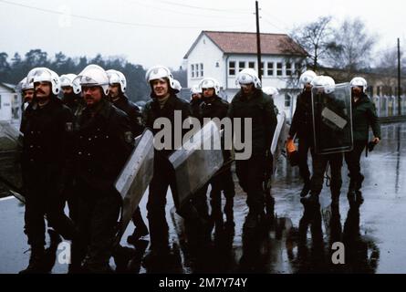 La police allemande se prépare à contribuer à la protection de la base avant une manifestation prévue contre la décision de l'OTAN le 12 décembre 1979 de déployer des missiles Pershing II et des missiles de croisière en Europe, à moins que les Soviétiques n'acceptent de mettre au rebut leurs armes nucléaires destinées à l'Europe occidentale. Base: Rhein-main Air base pays: Deutschland / Allemagne (DEU) Banque D'Images