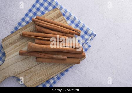 Les bâtons de cannelle et la cannelle en poudre Banque D'Images