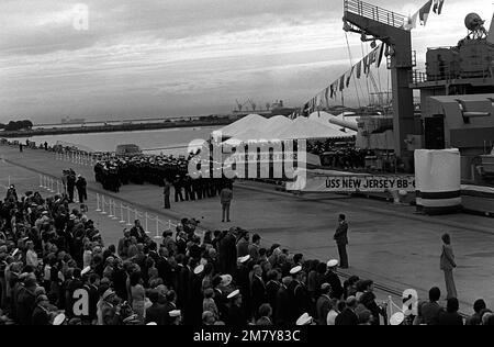 Les membres de la équipage se déposent à bord du cuirassé USS NEW JERSEY (BB-62) lors de la cérémonie de remise en service. Base: Long Beach Naval Shipyard État: Californie (CA) pays: Etats-Unis d'Amérique (USA) Banque D'Images