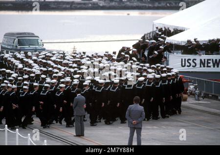 Des membres de équipage à bord du navire de guerre USS NEW JERSEY (BB-62) pendant la cérémonie de remise en service. Base: Long Beach Naval Shipyard État: Californie (CA) pays: Etats-Unis d'Amérique (USA) Banque D'Images