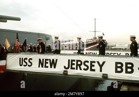 Des hommes de guerre embarquent à bord du cuirassé USS NEW JERSEY (BB-62) lors de sa cérémonie de remise en service. Base: Long Beach Naval Shipyard État: Californie (CA) pays: Etats-Unis d'Amérique (USA) Banque D'Images