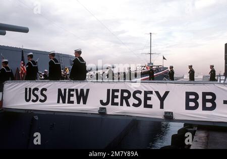 Les membres de la équipage se déposent à bord du cuirassé USS NEW JERSEY (BB-62) lors de la cérémonie de remise en service. Base: Long Beach Naval Shipyard État: Californie (CA) pays: Etats-Unis d'Amérique (USA) Banque D'Images