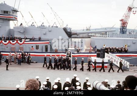 Les membres de la équipage se déposent à bord du cuirassé USS NEW JERSEY (BB-62) lors de la cérémonie de remise en service. Base: Long Beach Naval Shipyard État: Californie (CA) pays: Etats-Unis d'Amérique (USA) Banque D'Images