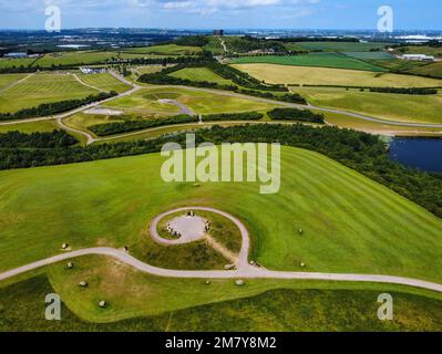 Image de drone de Herrington Country Park, Washington, Tyne et Wear, Royaume-Uni avec Penshaw Monument au loin. Banque D'Images