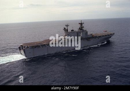 Une vue aérienne à tribord du navire d'assaut amphibie USS NASSAU (LHA-4) tandis qu'un avion VO-10A Bronco part du pont de vol. Pays : inconnu Banque D'Images