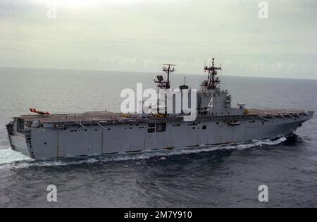 Une vue aérienne à tribord du navire d'assaut amphibie USS NASSAU (LHA-4) est en cours. Pays : inconnu Banque D'Images