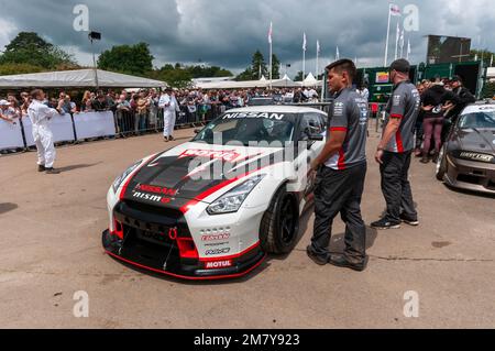 La voiture-dérivante Nissan GT-R NISMO au Goodwood Festival of Speed 2016 est prête à monter en haut de la colline Banque D'Images