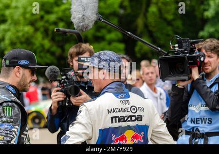 Les pilotes de cascades Michael 'Mad Mike' Whiddett et Ken Block au 2016 Goodwood Festival of Speed, Royaume-Uni. Red Bull et Ford Hoonigan sponsorisés par les conducteurs. Médias Banque D'Images