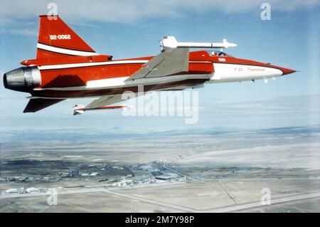 Vue aérienne à droite d'un avion F-20 Tigershar Northrop dans un dessin de peinture rouge et blanche « glamour ». L'avion est armé de missiles AIM-9 Sidewinder. Base: Edwards Air Force base État: Californie (CA) pays: États-Unis d'Amérique (USA) Banque D'Images