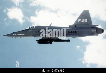 Vue aérienne à gauche d'un Tigershar F-20 de Northrop armé de bombes et d'un missile SIDEWINDER AIM-9 au cours d'une démonstration. Base: Edwards Air Force base État: Californie (CA) pays: États-Unis d'Amérique (USA) Banque D'Images