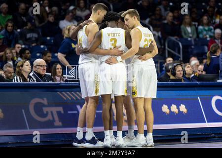 10 janvier 2023 : les joueurs de notre Dame se caucus avant l'action du match de basket-ball de la NCAA entre les Jackets jaunes de Georgia Tech et les joueurs de notre Dame qui combattent l'irlandais au Pavillon Purcell au Centre Joyce de South Bend, Indiana. Notre Dame a battu Georgia Tech 73-72 en heures supplémentaires. John Mersiits/CSM. Banque D'Images