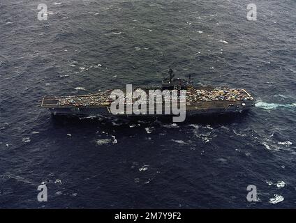 Vue aérienne du porte-avions USS KITTY HAWK (CV 63) avec de nombreux véhicules à moteur stationnés sur le pont de vol. Pays : inconnu Banque D'Images