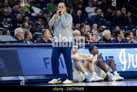 10 janvier 2023 : l'entraîneur-chef de notre Dame Mike Brey encourage son équipe lors du match de basket-ball de la NCAA entre les Jackets jaunes de Georgia Tech et les joueurs irlandais de notre Dame au Pavillon Purcell au Centre Joyce de South Bend, Indiana. Notre Dame a battu Georgia Tech 73-72 en heures supplémentaires. John Mersiits/CSM. Banque D'Images