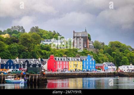 Panorama du port à Tobermoray, un village de l'île de Mull dans les Hébrides intérieures, côte ouest de l'Écosse, avec des bâtiments colorés au bord du port Banque D'Images