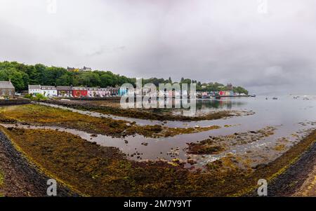 Panorama du port à Tobermoray, un village de l'île de Mull dans les Hébrides intérieures, côte ouest de l'Écosse, avec des bâtiments colorés au bord du port Banque D'Images