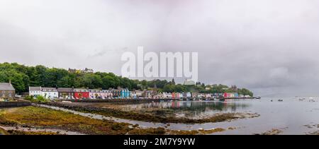 Panorama du port à Tobermoray, un village de l'île de Mull dans les Hébrides intérieures, côte ouest de l'Écosse, avec des bâtiments colorés au bord du port Banque D'Images