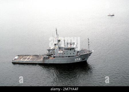 Vue aérienne à tribord du faisceau de la flotte militaire de Sealift Command, remorqueur d'océan APACHE (T-ATF-172), alors que les préparatifs sont en cours pour remorquer le navire de guerre IOWA (BB-61) à la Nouvelle-Orléans pour révision et modifications. Base: Philadelphie État: Pennsylvanie (PA) pays: Etats-Unis d'Amérique (USA) Banque D'Images