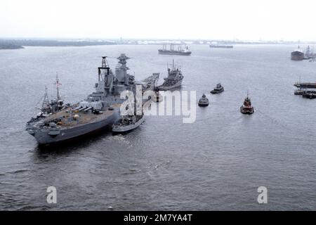 Vue aérienne du quartier à tribord du cuirassé IOWA (BB-61) alors que les préparatifs sont en cours pour le remorquer à la Nouvelle-Orléans en vue de sa révision et de ses modifications. La flotte du Commandement militaire du Sealift Ocean TUG APACHE (T-ATF-172) est à son arc. Base: Philadelphie État: Pennsylvanie (PA) pays: Etats-Unis d'Amérique (USA) Banque D'Images