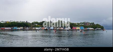 Panorama du port à Tobermoray, un village de l'île de Mull dans les Hébrides intérieures, côte ouest de l'Écosse, avec des bâtiments colorés au bord du port Banque D'Images