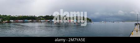 Panorama du port à Tobermoray, un village de l'île de Mull dans les Hébrides intérieures, côte ouest de l'Écosse, avec des bâtiments colorés au bord du port Banque D'Images