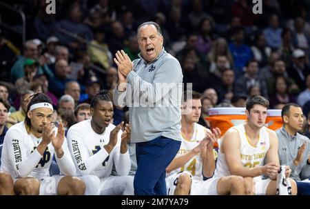 10 janvier 2023 : l'entraîneur-chef de notre Dame Mike Brey encourage son équipe lors du match de basket-ball de la NCAA entre les Jackets jaunes de Georgia Tech et les joueurs irlandais de notre Dame au Pavillon Purcell au Centre Joyce de South Bend, Indiana. Notre Dame a battu Georgia Tech 73-72 en heures supplémentaires. John Mersiits/CSM. Banque D'Images