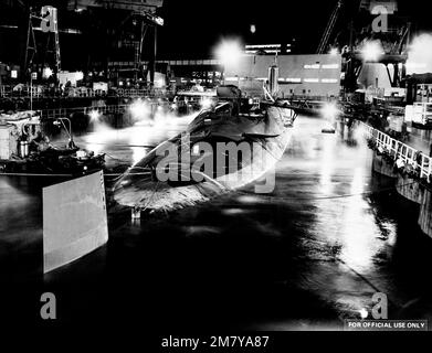 Vue nocturne à tribord du sous-marin DE missiles balistiques nucléaires FLORIDA (SSBN-728) pendant les expériences de pente. Base : base navale sous-marine, Groton État : Connecticut (CT) pays : États-Unis d'Amérique (USA) Banque D'Images