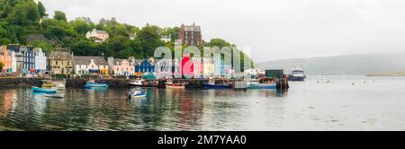 Panorama du port à Tobermoray, un village de l'île de Mull dans les Hébrides intérieures, côte ouest de l'Écosse, avec des bâtiments colorés au bord du port Banque D'Images