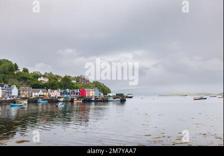 Panorama du port à Tobermoray, un village de l'île de Mull dans les Hébrides intérieures, côte ouest de l'Écosse, avec des bâtiments colorés au bord du port Banque D'Images