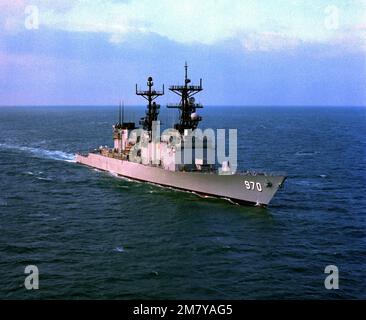 Une vue aérienne à tribord du destroyer USS CARON (DD-970) de la classe Spruance est en cours. Pays : inconnu Banque D'Images