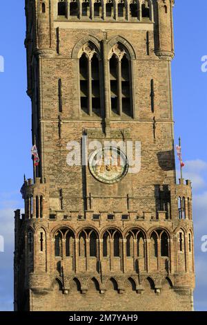 Armoiries du royaume de Belgique sur le Beffroi de Bruges. Vue depuis la Grand-place. Bruges. Belgique. Europe. Banque D'Images