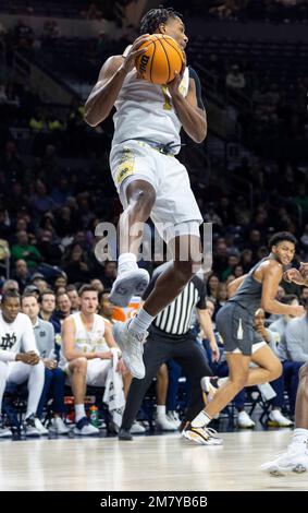 10 janvier 2023: La garde de notre Dame JJ Starling (1) saute pour le rebond lors de l'action de basket-ball NCAA entre les Jackets jaunes de la technique de Géorgie et la lutte irlandaise de notre Dame au Pavillon Purcell au Centre Joyce à South Bend, Indiana. Notre Dame a battu Georgia Tech 73-72 en heures supplémentaires. John Mersiits/CSM. Banque D'Images