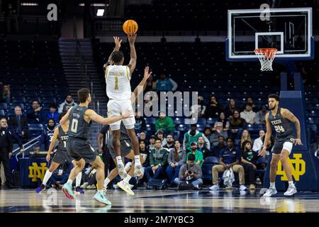 10 janvier 2023: La garde notre Dame JJ Starling (1) tire le ballon pendant le match de basket-ball de la NCAA entre les Jackets jaunes de la technique de Géorgie et la lutte irlandaise de notre Dame au Pavillon Purcell au Centre Joyce à South Bend, Indiana. Notre Dame a battu Georgia Tech 73-72 en heures supplémentaires. John Mersiits/CSM. Banque D'Images