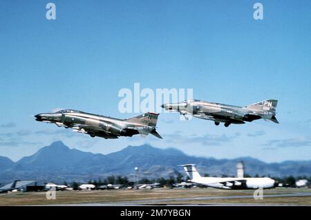 Vue d'un F-4G (avant) et d'un F-4E Phantom II depuis la troisième aile de combat tactique, Clark Air base, RP, au moment du décollage. Pays : inconnu Banque D'Images