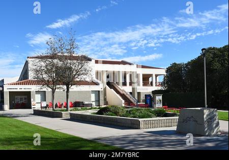 MISSION VIEJO, CALIFORNIE - 8 JANV. 2023 : bâtiment des entrées et des dossiers sur le campus de Saddleback College. Banque D'Images