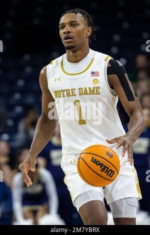 10 janvier 2023: La garde de notre Dame JJ Starling (1) dribbles le ballon pendant l'action de basket-ball de la NCAA entre les Jackets jaunes de la technique de Géorgie et la lutte irlandaise de notre Dame au Pavillon Purcell au Centre Joyce à South Bend, Indiana. Notre Dame a battu Georgia Tech 73-72 en heures supplémentaires. John Mersiits/CSM. Banque D'Images