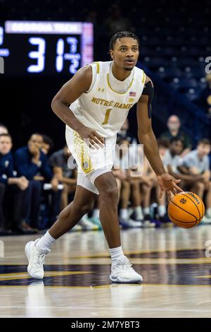 10 janvier 2023: La garde de notre Dame JJ Starling (1) dribbles le ballon pendant l'action de basket-ball de la NCAA entre les Jackets jaunes de la technique de Géorgie et la lutte irlandaise de notre Dame au Pavillon Purcell au Centre Joyce à South Bend, Indiana. Notre Dame a battu Georgia Tech 73-72 en heures supplémentaires. John Mersiits/CSM. Banque D'Images