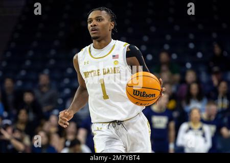 10 janvier 2023: La garde de notre Dame JJ Starling (1) dribbles le ballon pendant l'action de basket-ball de la NCAA entre les Jackets jaunes de la technique de Géorgie et la lutte irlandaise de notre Dame au Pavillon Purcell au Centre Joyce à South Bend, Indiana. Notre Dame a battu Georgia Tech 73-72 en heures supplémentaires. John Mersiits/CSM. Banque D'Images