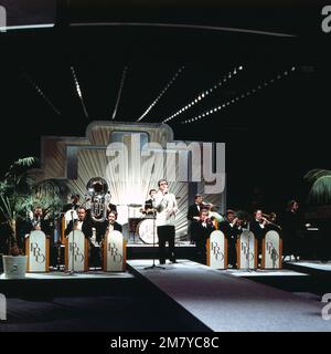 Sylvester-Show 1975, Unterhaltungsshow zum Jahreswechsel, Deutschland 1975, Mitwirkende: Pasadena Roof Orchestra mit Sänger John Pazz Parry Banque D'Images