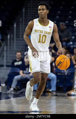 10 janvier 2023: Le garde de notre Dame Marcus Hammond (10) dribbles le terrain de balle pendant l'action de basket-ball de la NCAA entre les Jackets jaunes de la technique de Géorgie et la lutte irlandaise de notre Dame au Pavillon Purcell au Centre Joyce à South Bend, Indiana. Notre Dame a battu Georgia Tech 73-72 en heures supplémentaires. John Mersiits/CSM. Banque D'Images