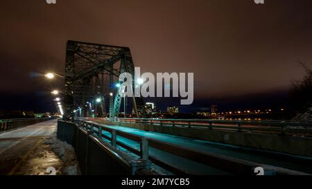 Le pont interprovincial Royal Alexandra est un pont en porte-à-faux en treillis d'acier enjambant la rivière des Outaouais entre Ottawa (Ontario) et GA Banque D'Images