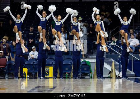 10 janvier 2023 : les meneurs de la Dame de notre-Dame se déroulent pendant le match de basket-ball de la NCAA entre les vestes jaunes de la technique de Géorgie et les joueurs irlandais de notre-Dame au Pavillon Purcell du Centre Joyce de South Bend, Indiana. Notre Dame a battu Georgia Tech 73-72 en heures supplémentaires. John Mersiits/CSM. Banque D'Images