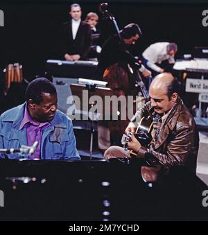 Phonzeit - Musik für junge Leute, Musik-Sendereihe, Deutschland 1975, Mitwirkende: Kanadischer Jazz-pianiste und -Komponist Oscar Peterson am Flügel mit amerikanischem Jazz-Gitarristen Joe Pass. Banque D'Images