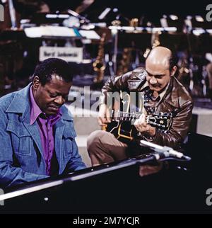 Phonzeit - Musik für junge Leute, Musik-Sendereihe, Deutschland 1975, Mitwirkende: Kanadischer Jazz-pianiste und -Komponist Oscar Peterson am Flügel mit amerikanischem Jazz-Gitarristen Joe Pass. Banque D'Images